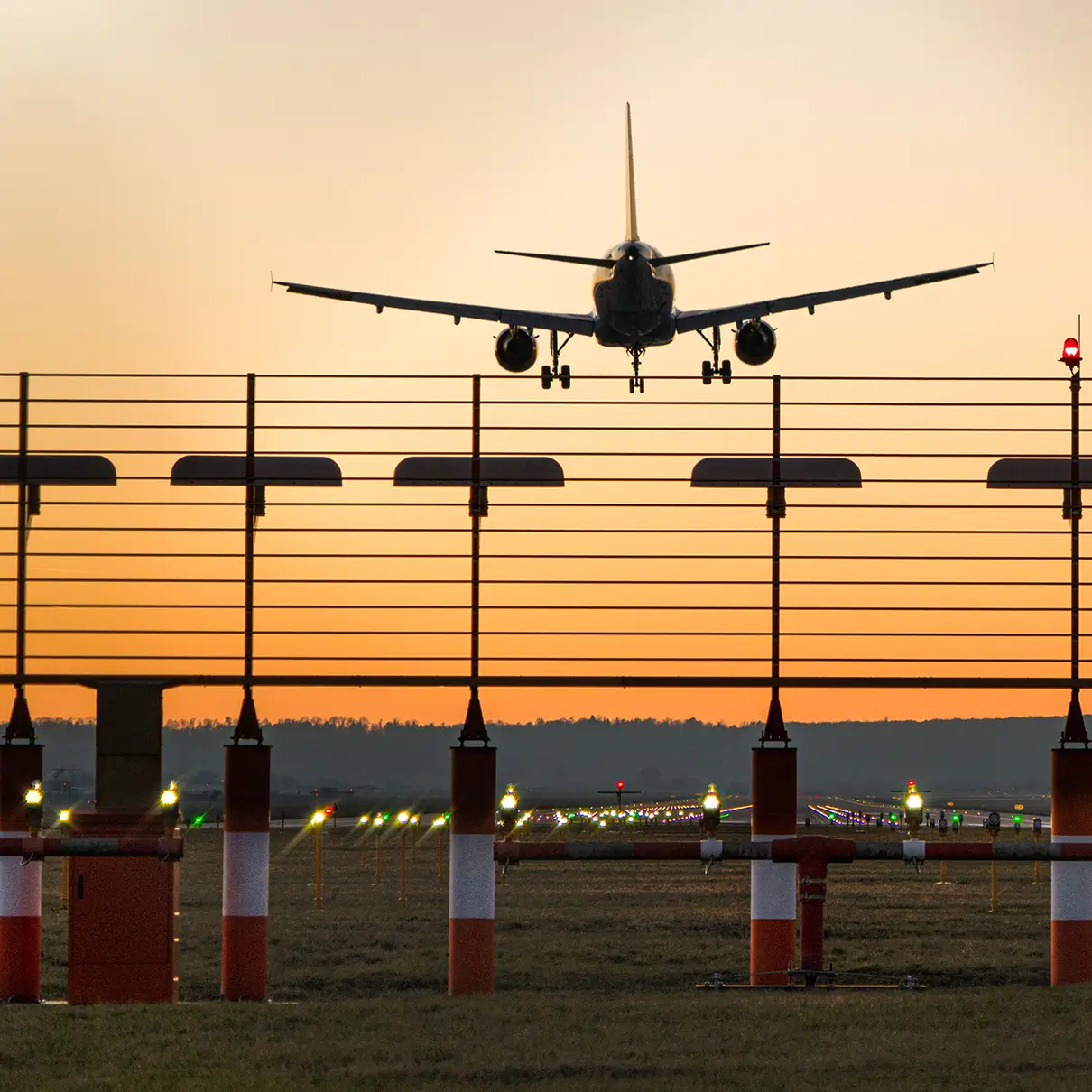 Landendes Flugzeug am Flughafen Stuttgart